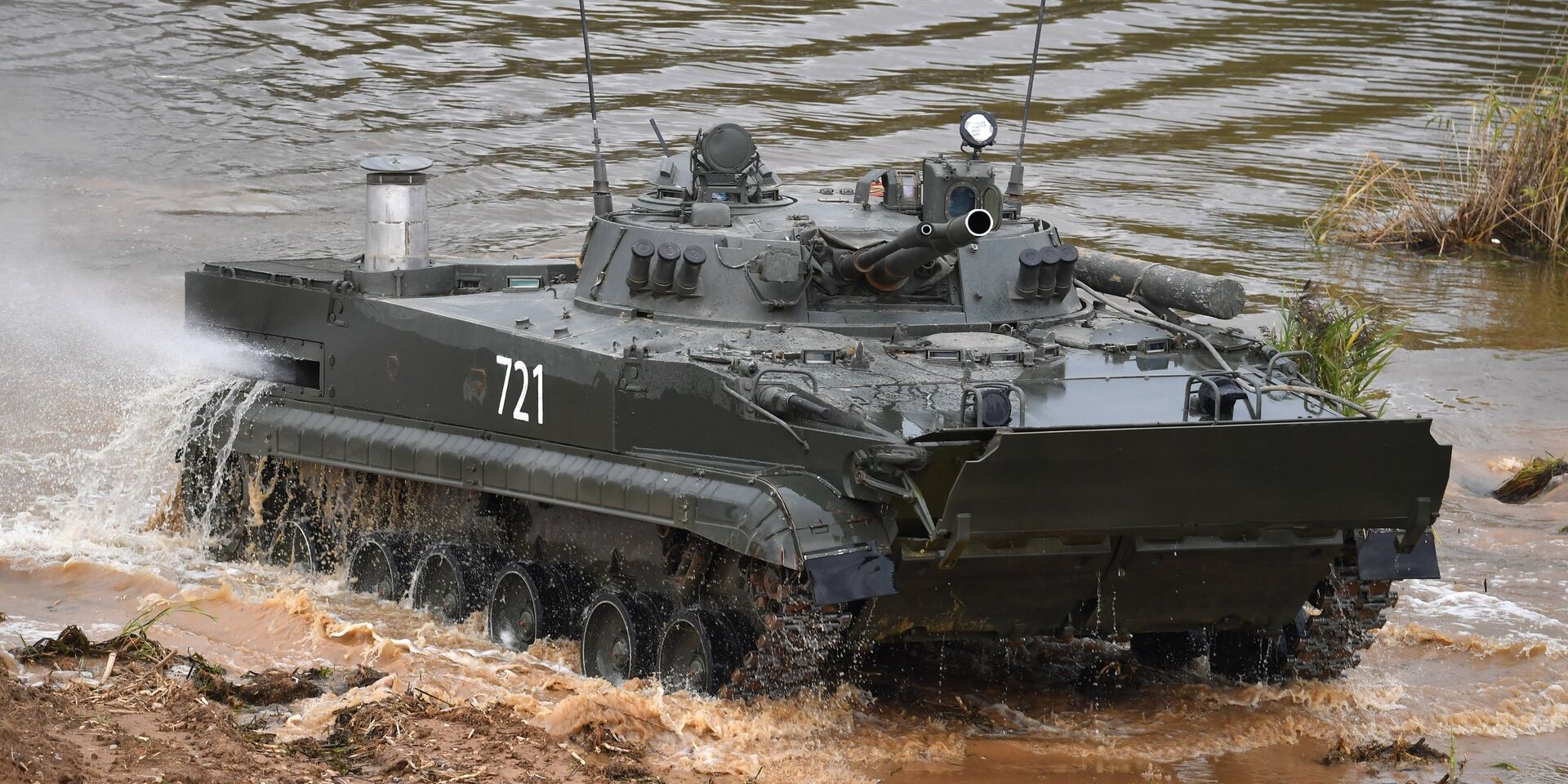 БМП-3 форсирует водную преграду - ИноСМИ, 1920, 07.01.2026