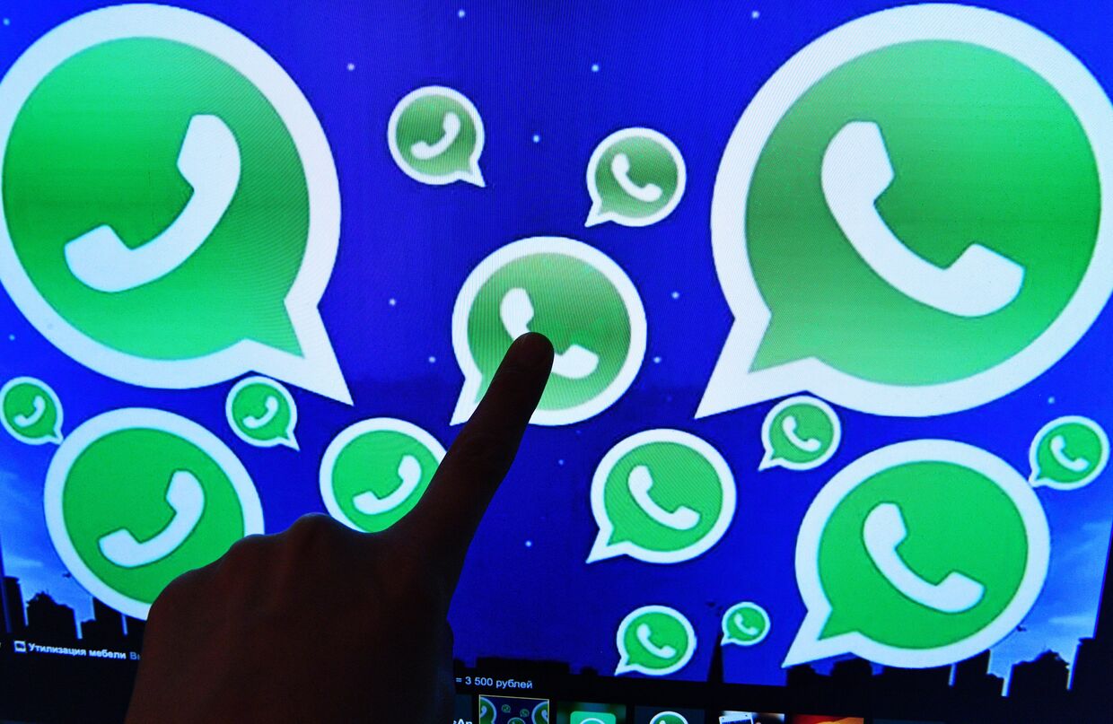 Логотип мессенджера WhatsApp на экране компьютера