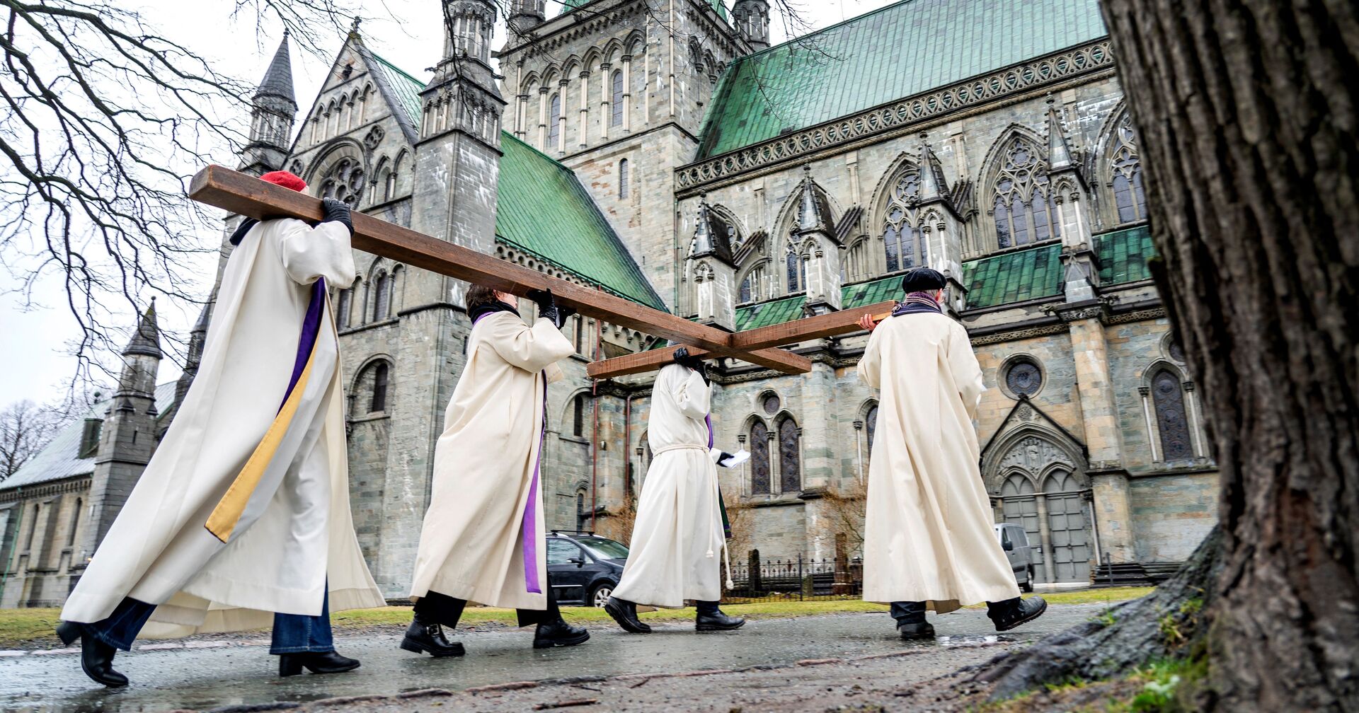 Священнослужители несут крест в католический собор в Тронхейме, Норвегия, в Страстную пятницу - ИноСМИ, 1920, 02.05.2021