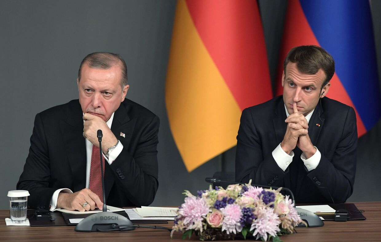 Президент Турции Реджеп Тайип Эрдоган (слева) и президент Франции Эммануэль Макрон