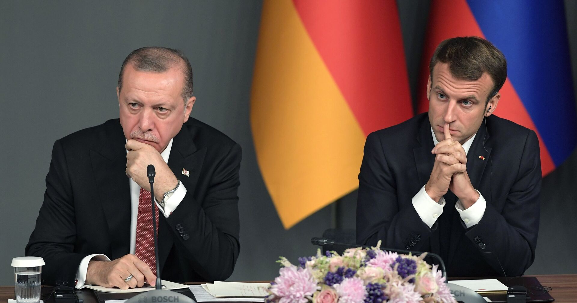 Президент Турции Реджеп Тайип Эрдоган (слева) и президент Франции Эммануэль Макрон - ИноСМИ, 1920, 06.04.2021