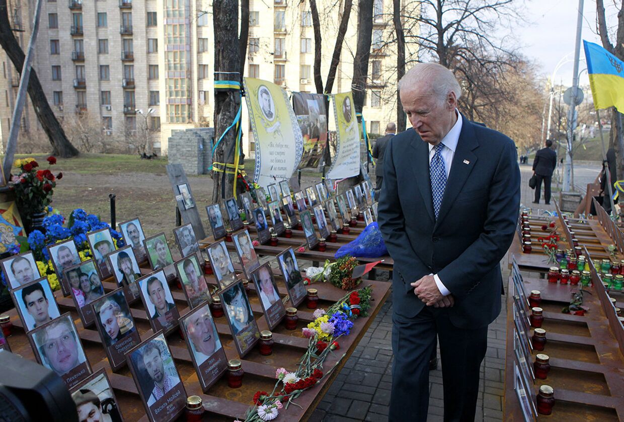 Вице-президент США Джо Байден осматривает мемориал погибшим