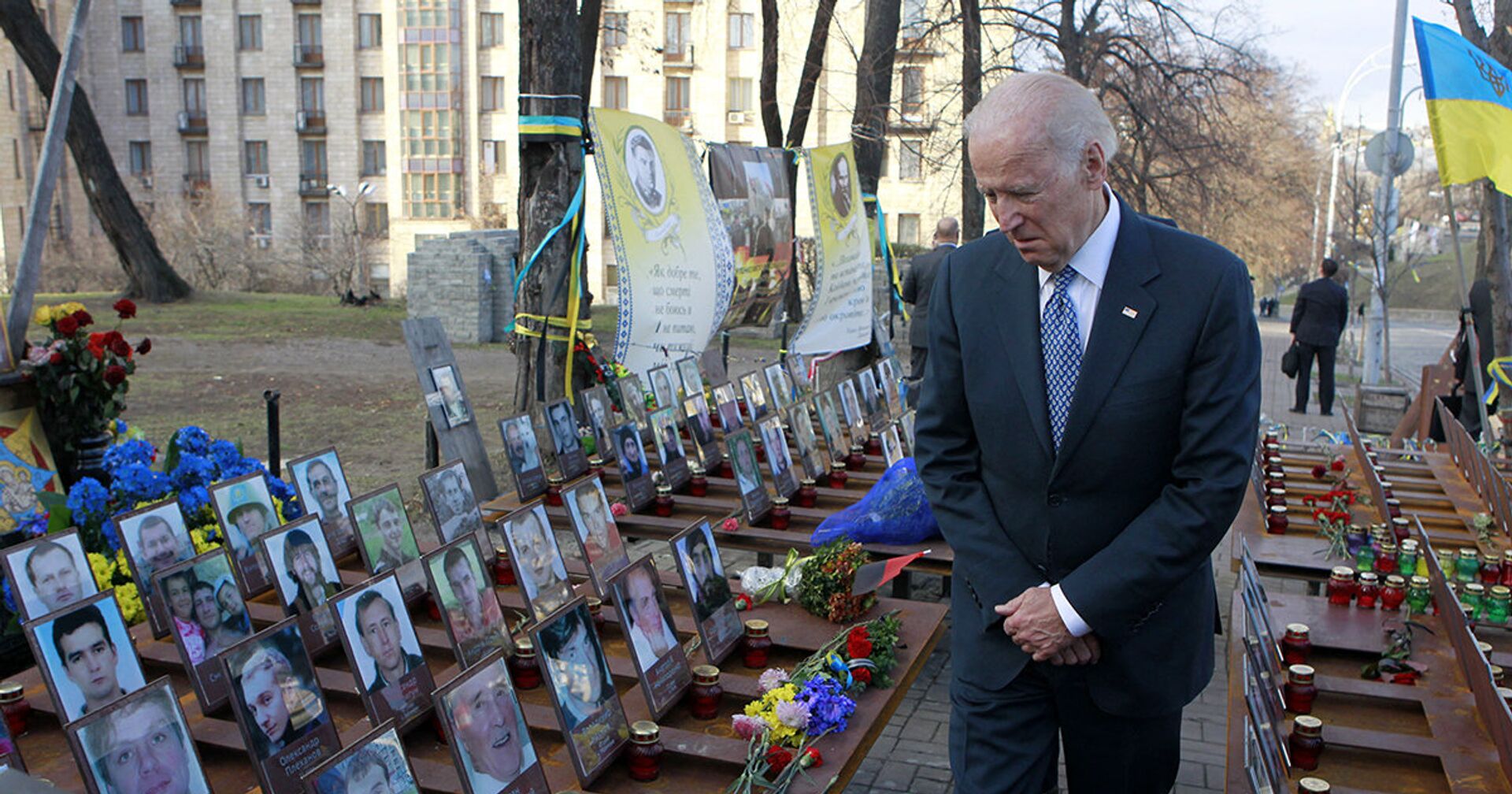Вице-президент США Джо Байден осматривает мемориал погибшим - ИноСМИ, 1920, 06.04.2021