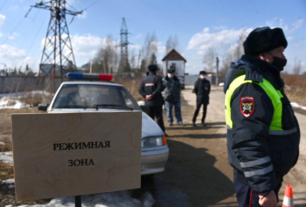 Сотрудники правоохранительных органов у исправительной колонии № 2 в городе Покрове Владимирской области