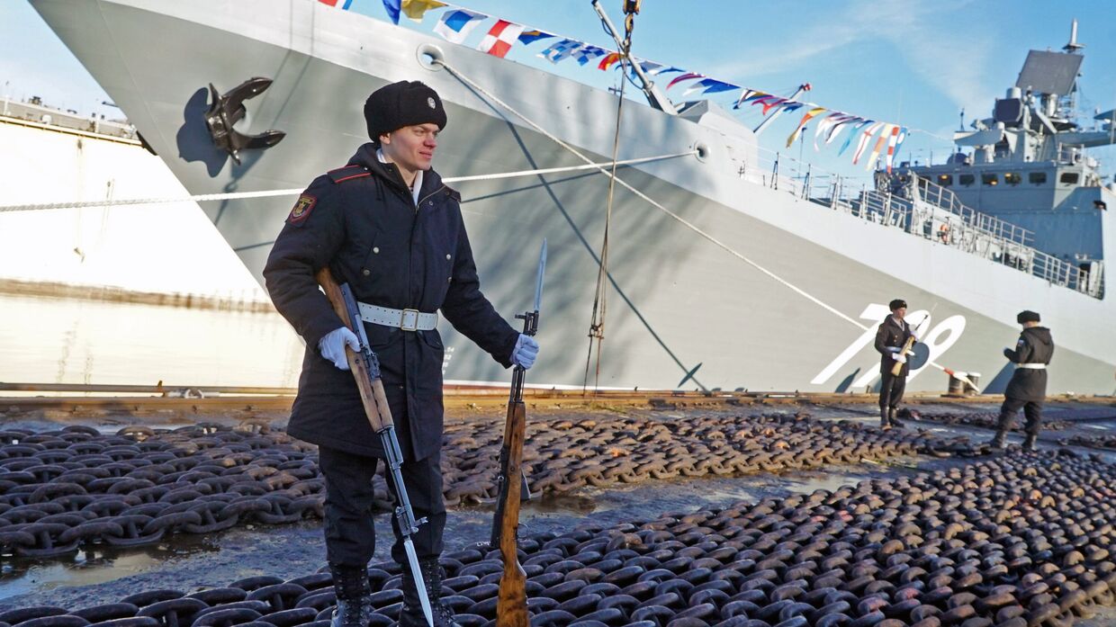 Торжественная церемония подъема военно-морского флага на сторожевом корабле «Адмирал Макаров» на Прибалтийском судостроительном заводе «Янтарь» в Калининграде