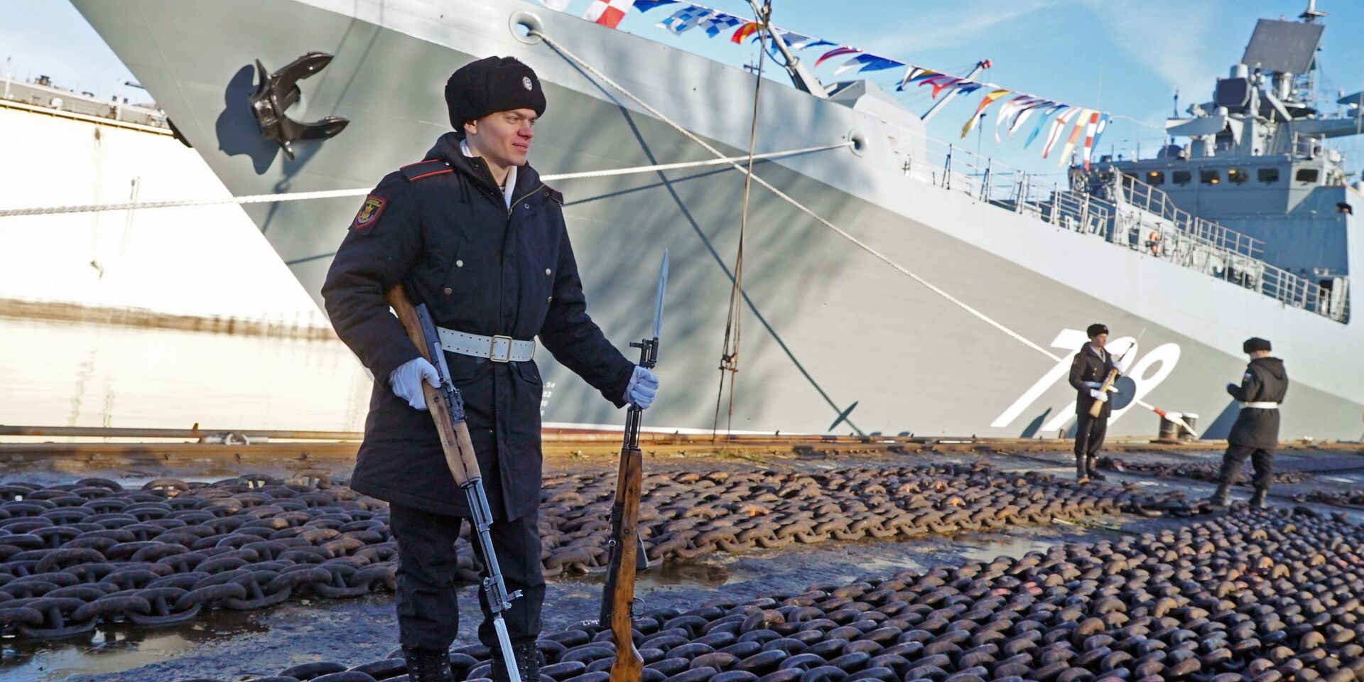 Торжественная церемония подъема военно-морского флага на сторожевом корабле «Адмирал Макаров» на Прибалтийском судостроительном заводе «Янтарь» в Калининграде - ИноСМИ, 1920, 07.04.2021