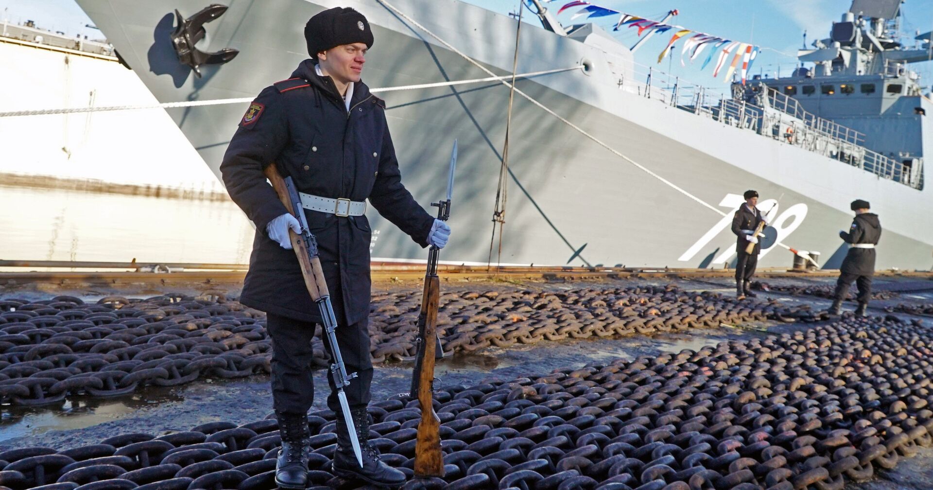 Торжественная церемония подъема военно-морского флага на сторожевом корабле «Адмирал Макаров» на Прибалтийском судостроительном заводе «Янтарь» в Калининграде - ИноСМИ, 1920, 07.04.2021