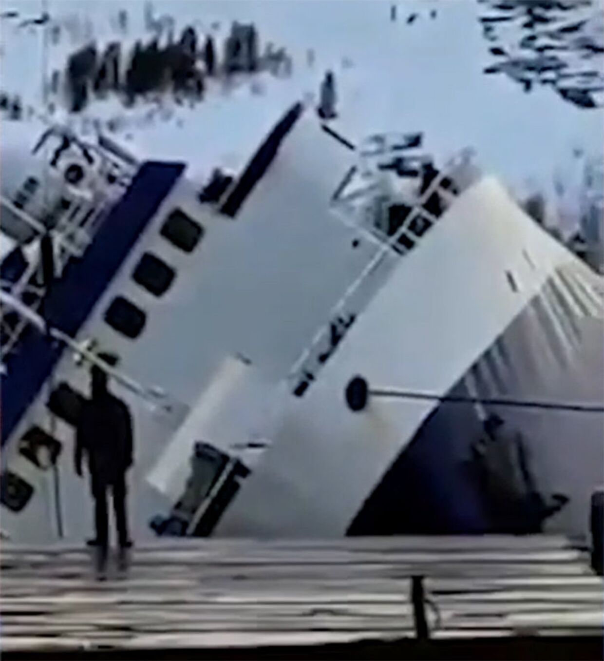 Российский траулер опрокинулся при спуске на воду в норвежском Киркенесе