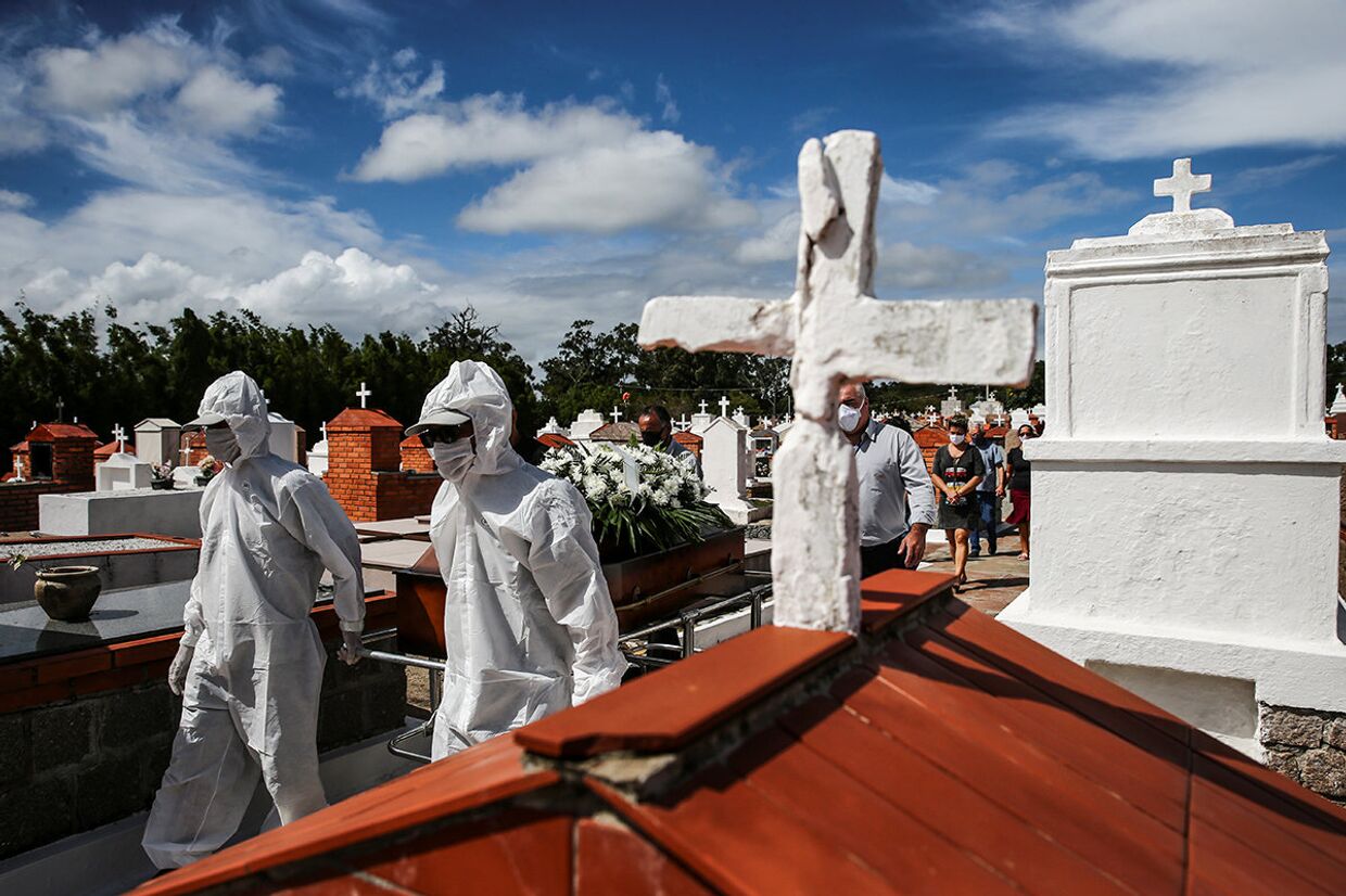 Похороны умершего от коронавируса мужчины в Порту-Алегри, Бразилия