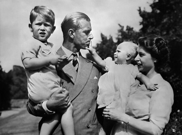 Королева Великобритании Елизавета II и ее муж принц Филипп с детьми, принцем Чарльзом и принцессой Анной