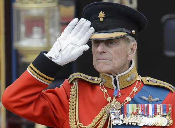 Принц Филипп отдает честь на параде конной гвардии в Лондоне