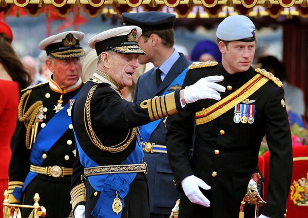 Принц Филипп, принц Чарльз, принц Уильям и принц Гарри во время торжественного мероприятия в Лондоне