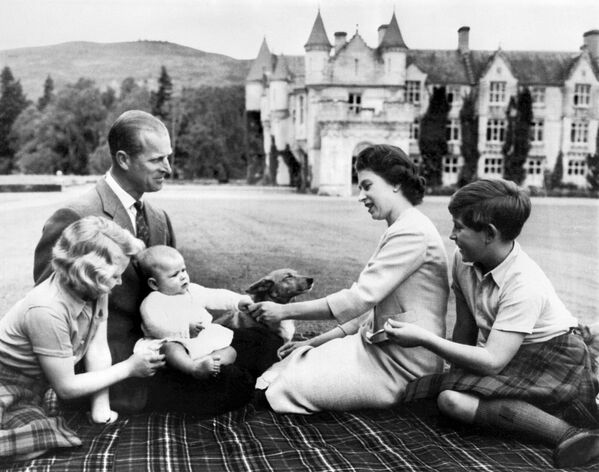 Королева Великобритании Елизавета II, принц Филипп и их дети принц Чарльз, принцесса Анна, принц Эндрю