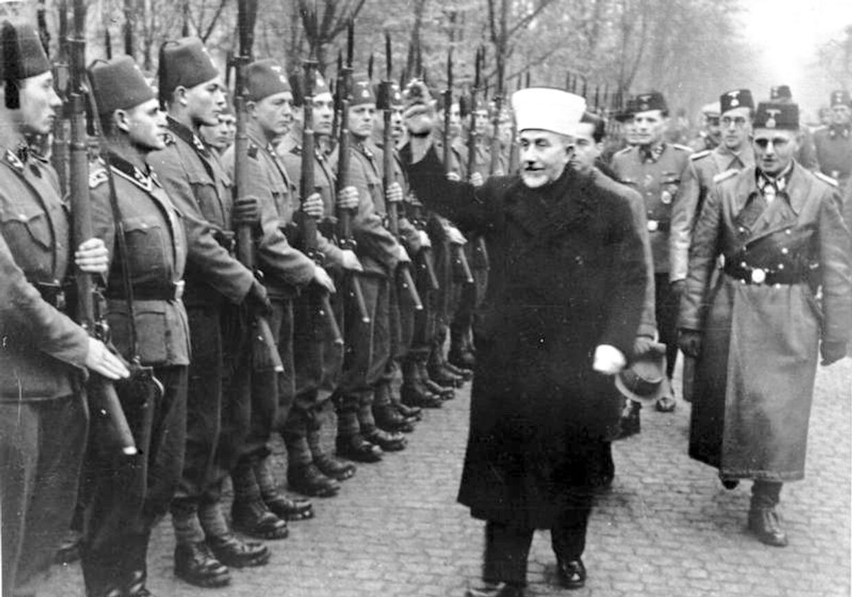 Ноябрь 1943 года. Амин аль-Хусейни приветствует боснийских мусульман-добровольцев