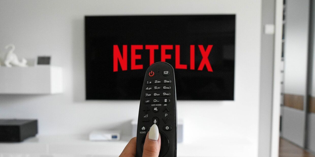 Логотип Netflix на экране телевизора