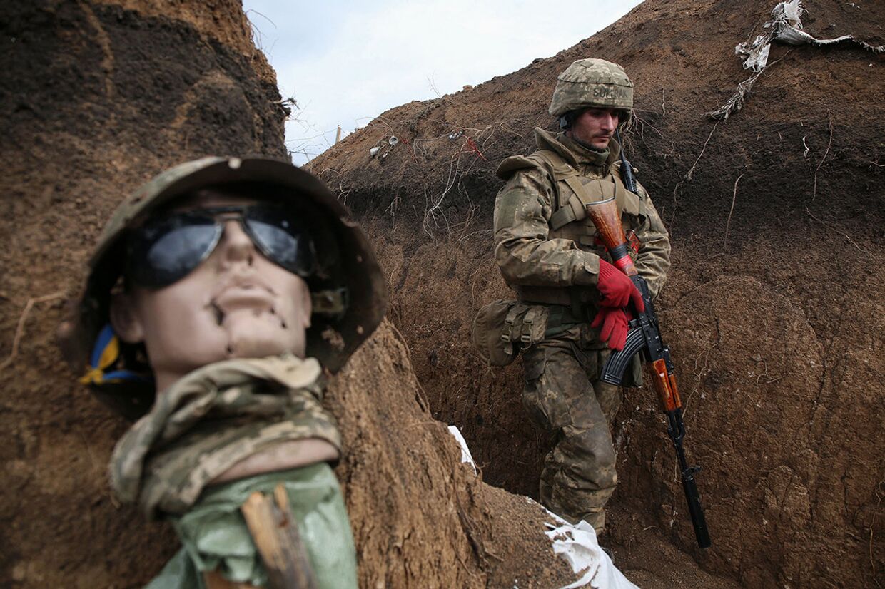 Украинский военный на линии разграничения между ЛНР и Украиной