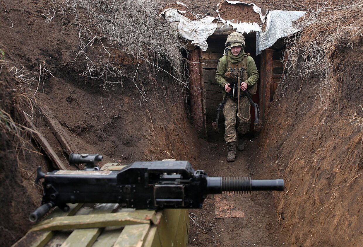 Украинский военный на линии разграничения между ДНР и Украиной
