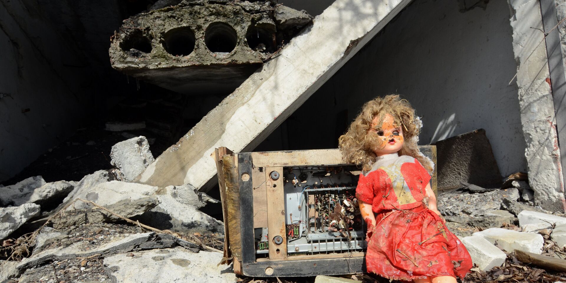 Детская игрушка в разбитом гараже вблизи донецкого аэропорта - ИноСМИ, 1920, 14.04.2021