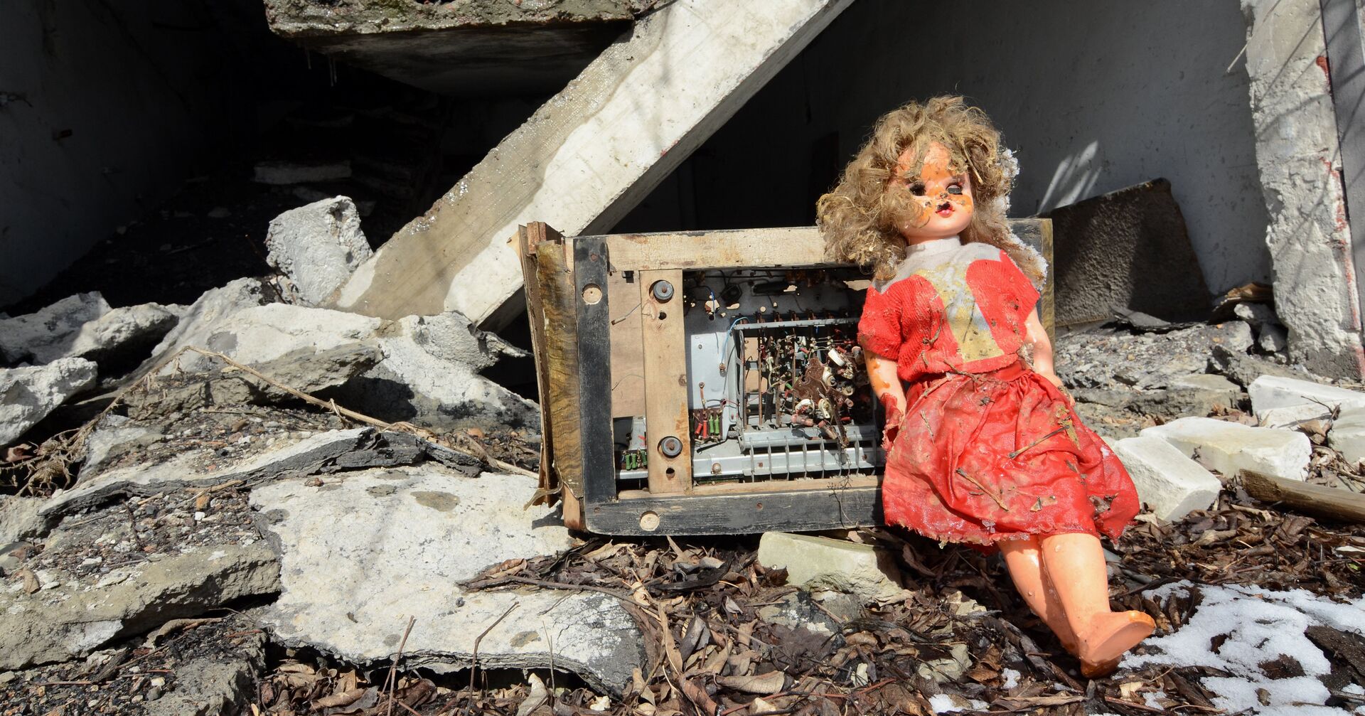 Детская игрушка в разбитом гараже вблизи донецкого аэропорта - ИноСМИ, 1920, 14.04.2021