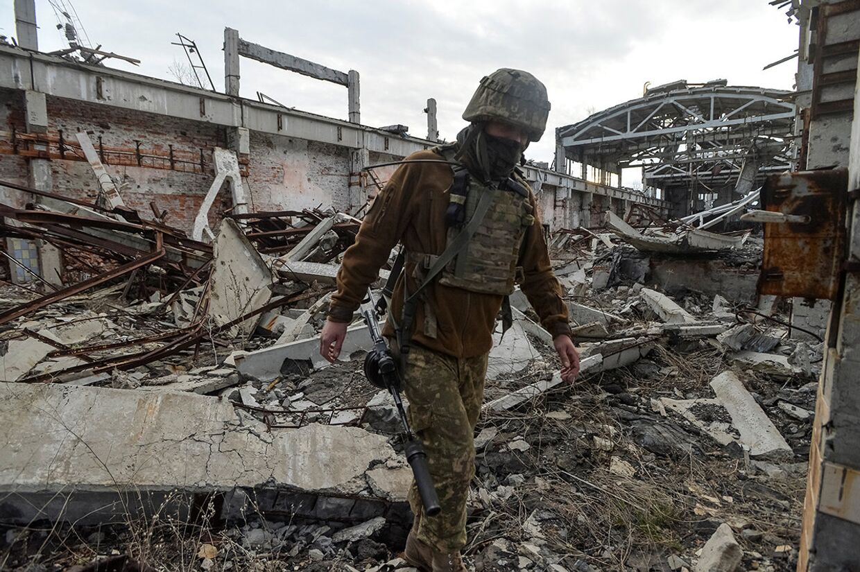 Украинский военный на линии разграничения между ДНР и Украиной под Донецком