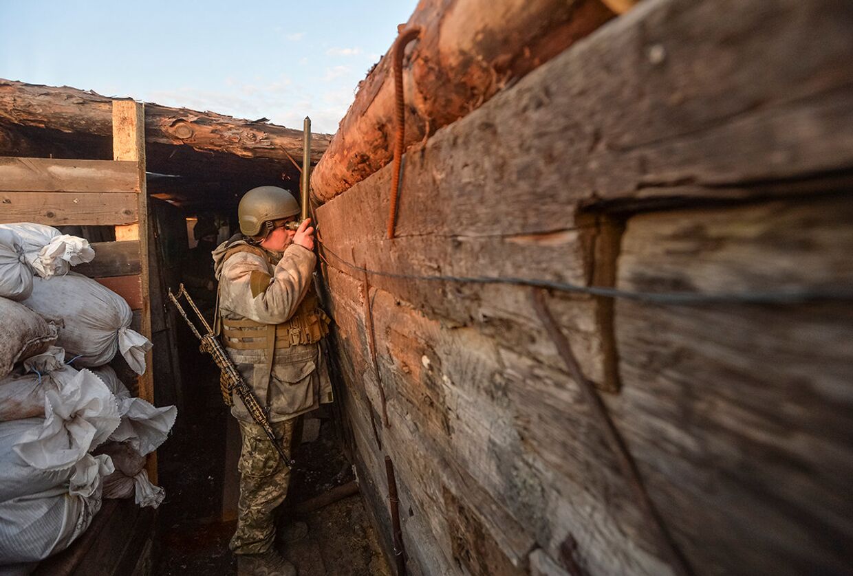 Украинский военный на линии разграничения между ДНР и Украиной под Донецком