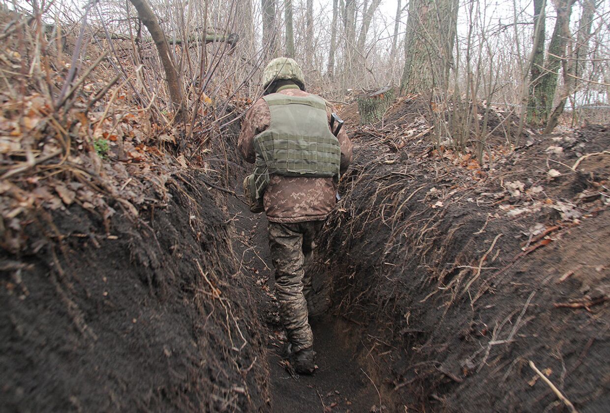 Украинский военный на линии разграничения между ДНР и Украиной
