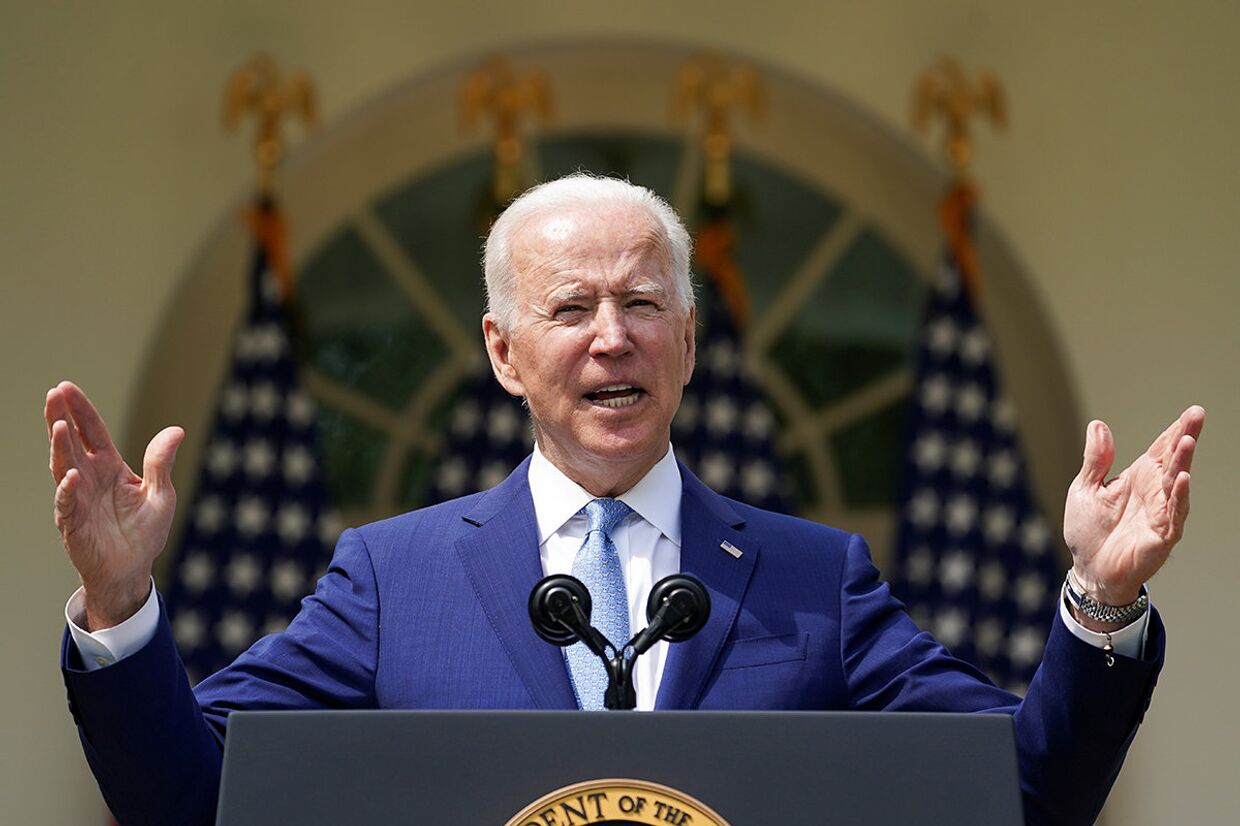 Президент США Джо Байден выступает с речью в Розовом саду Белого дома в Вашингтоне