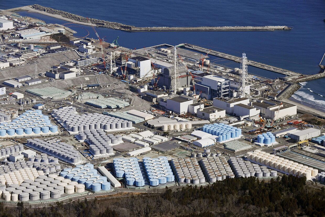 Резервуары для хранения очищенной воды на разрушенной цунами атомной электростанции Фукусима