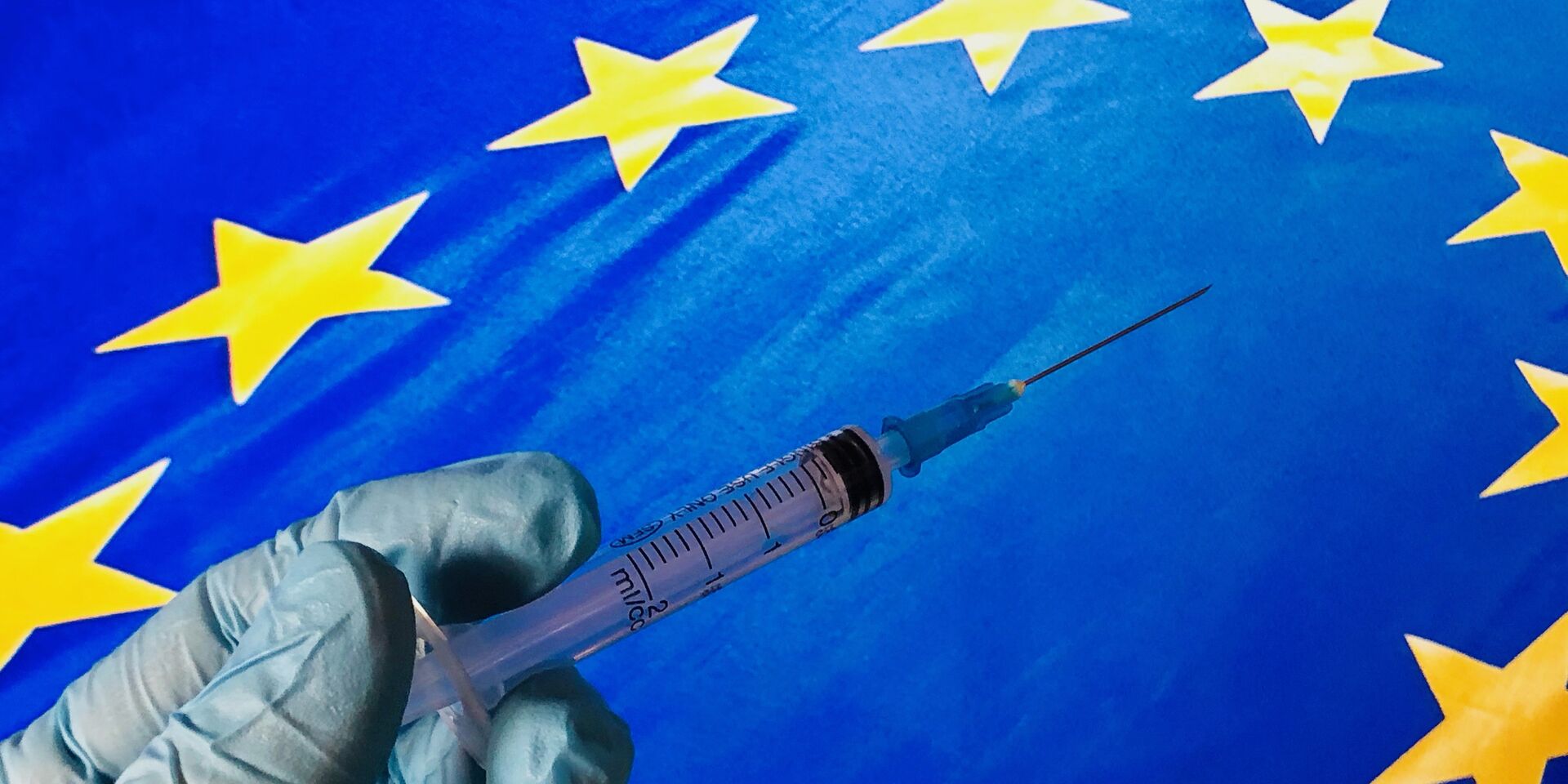 Медицинский шприц на фоне флага ЕС - ИноСМИ, 1920, 30.04.2021