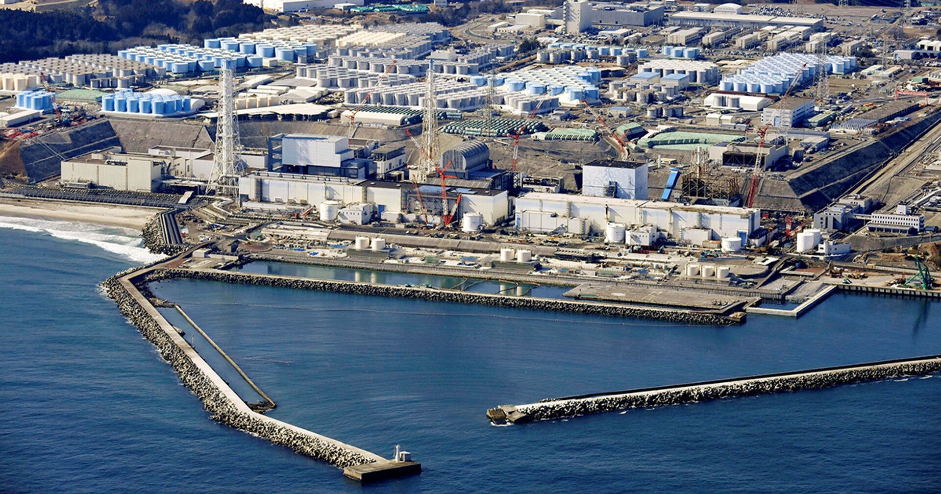Резервуары для хранения очищенной воды на разрушенной цунами атомной электростанции Фукусима - ИноСМИ, 1920, 16.04.2021