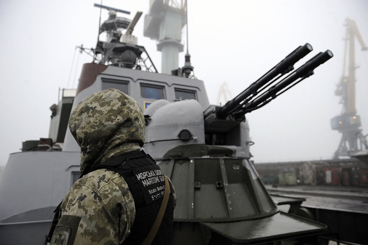 Украинский солдат на борту военного катера в порту Мариуполя