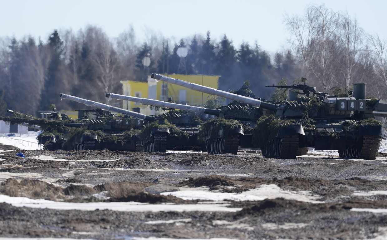 Танки Т-80 во время тактических учений Кантемировской танковой дивизии в Подмосковье
