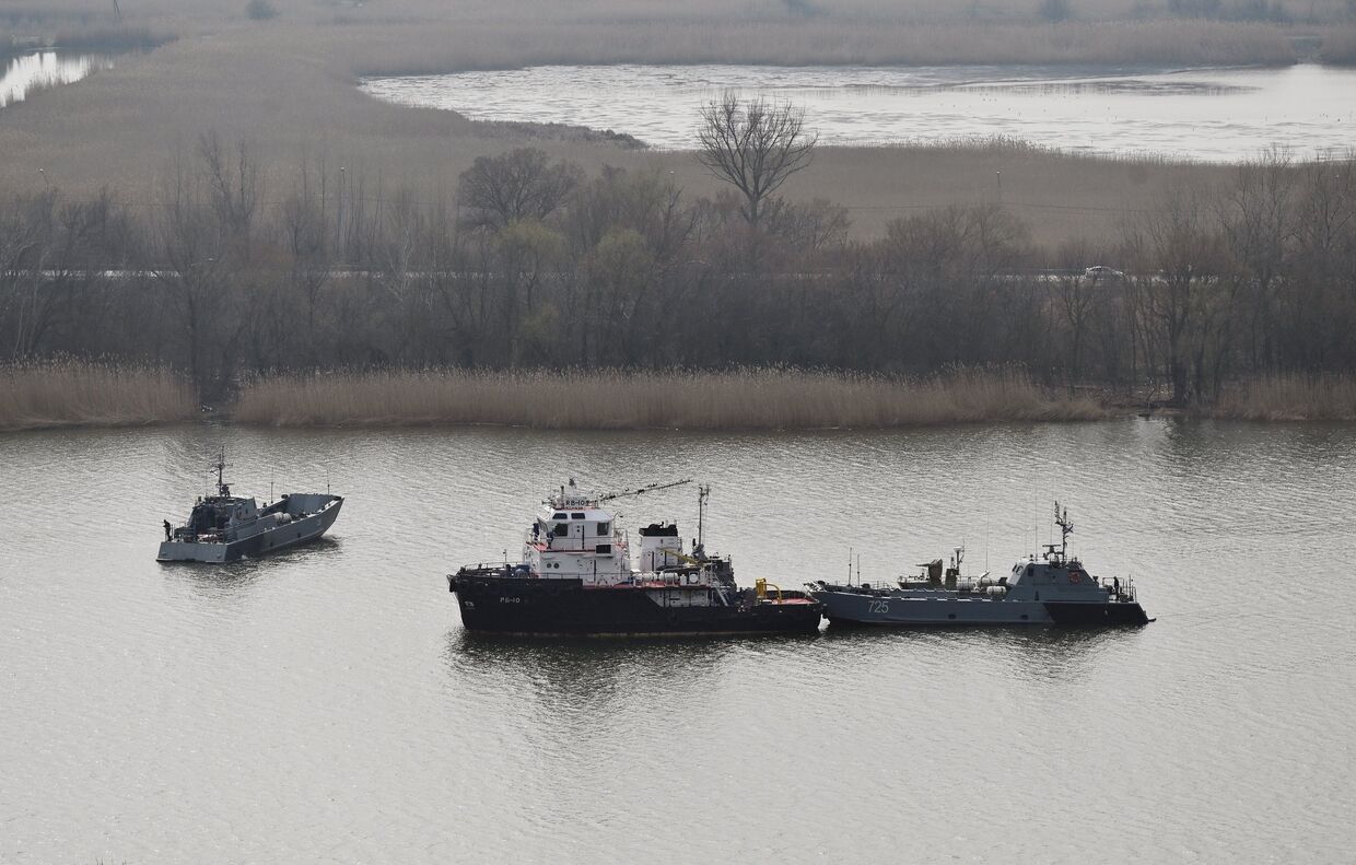 Корабли Каспийской флотилии во время межфлотского перехода из Каспийского в Черное море