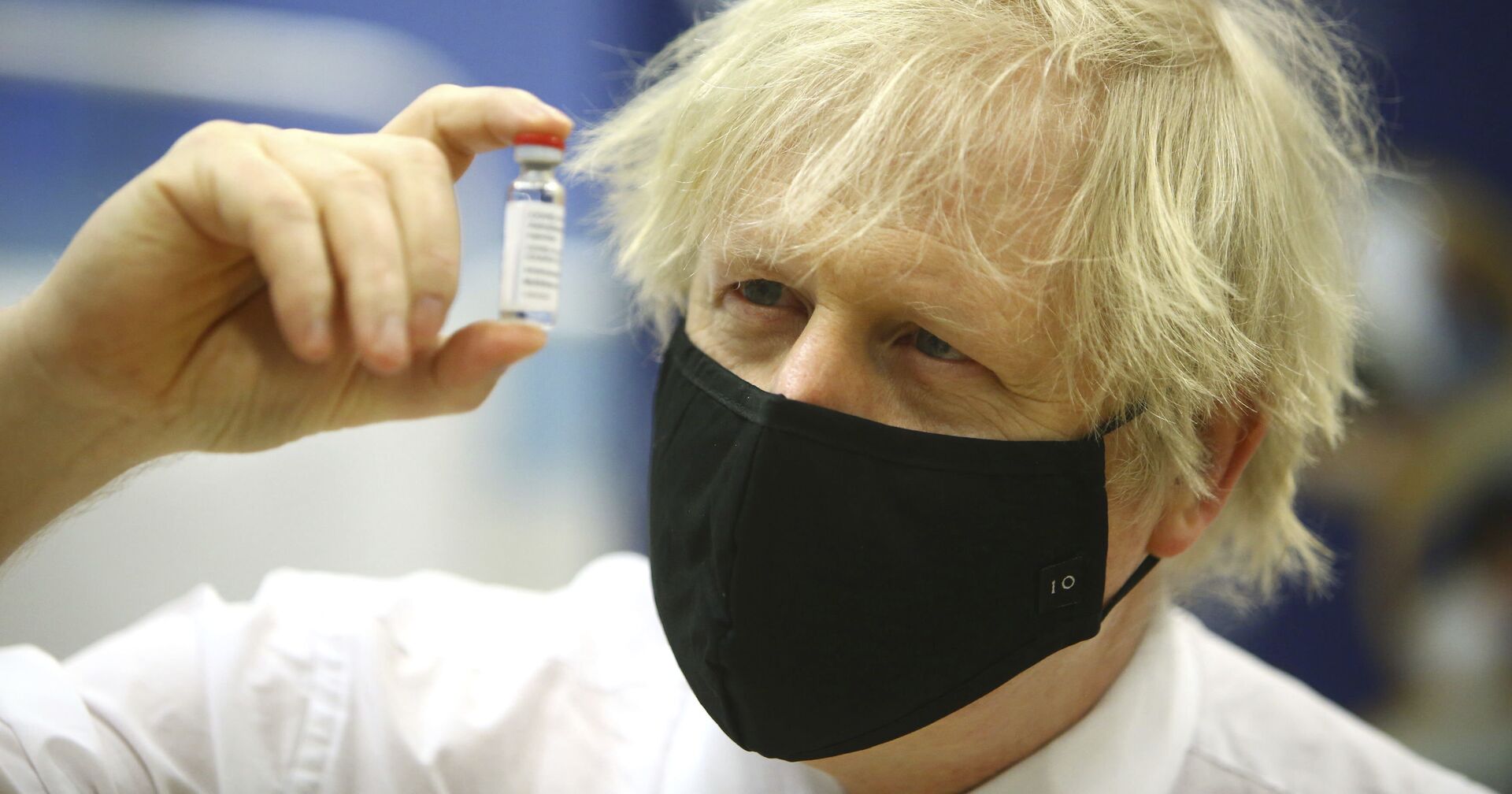Премьер-министр Великобритании Борис Джонсон держит ампулу с вакциной от covid-19 производства AstraZeneca - ИноСМИ, 1920, 27.04.2021