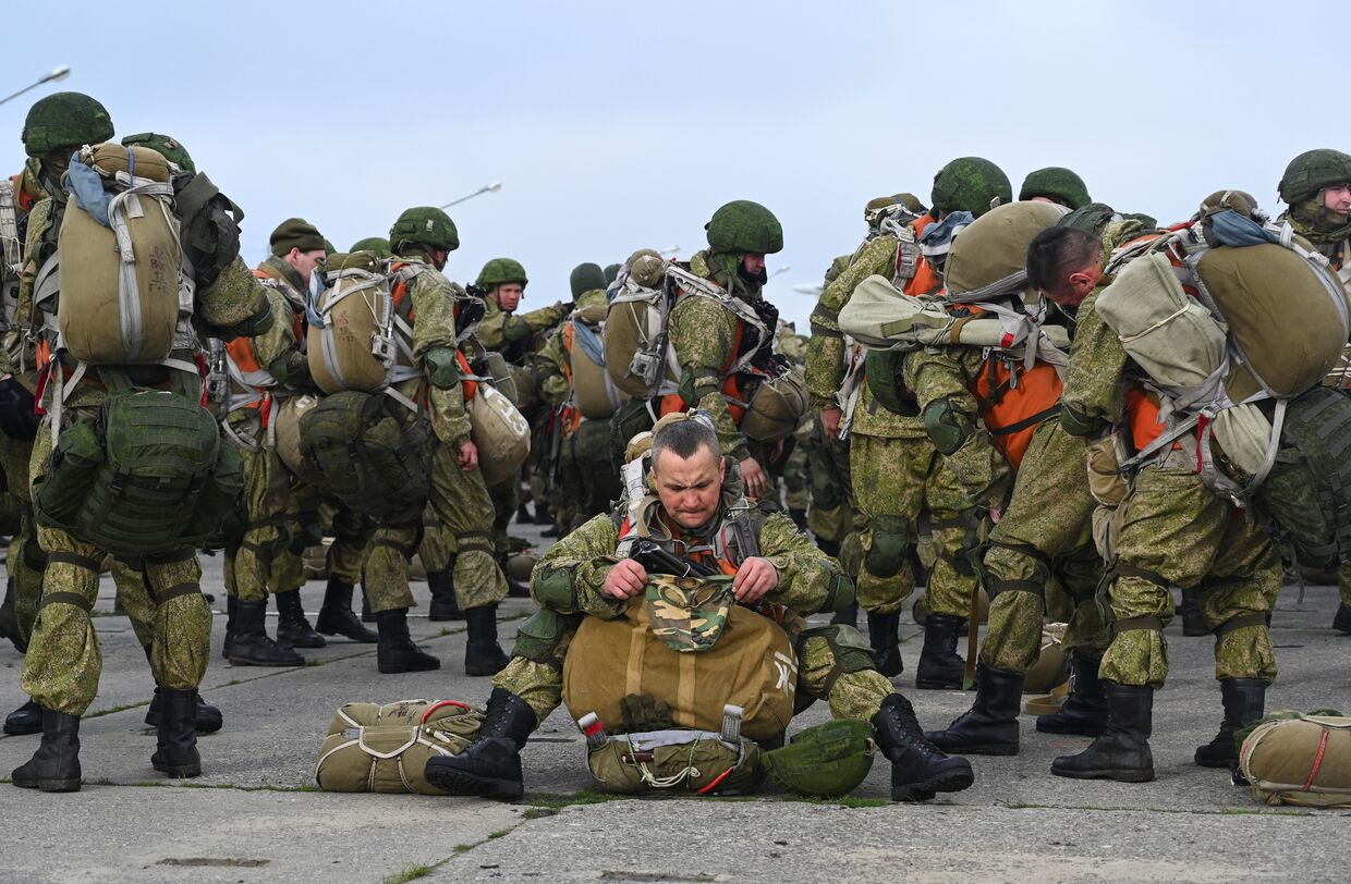 Российские десантники перед посадкой на борт самолетов Ил-76 в ходе учений на юге России
