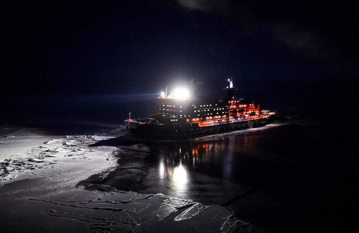 Вид с вертолета на атомный ледокол «50 лет Победы», движущийся к Северному полюсу
