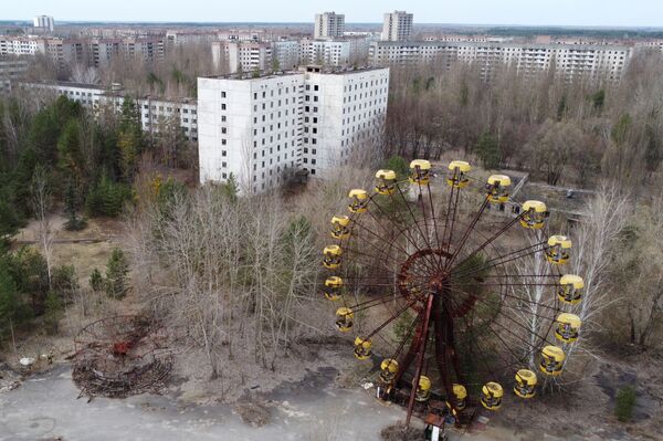 Вид на заброшенную Припять рядом с Чернобыльской АЭС