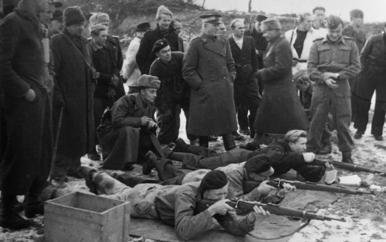 Операция «Борнхольмский десант» 9 мая 1945 года. Начальник штаба Кольбергской военно-морской базы, капитан 2-го ранга Дмитрий Шавцов (третий справа) с жителями острова, на котором войска Красной Армии находились до мая 1946 года