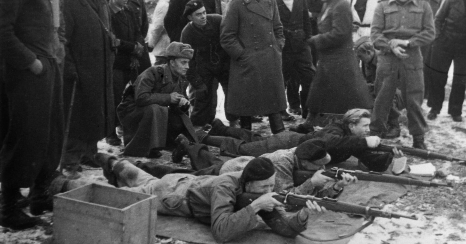 Операция «Борнхольмский десант» 9 мая 1945 года. Начальник штаба Кольбергской военно-морской базы, капитан 2-го ранга Дмитрий Шавцов (третий справа) с жителями острова, на котором войска Красной Армии находились до мая 1946 года - ИноСМИ, 1920, 09.05.2021