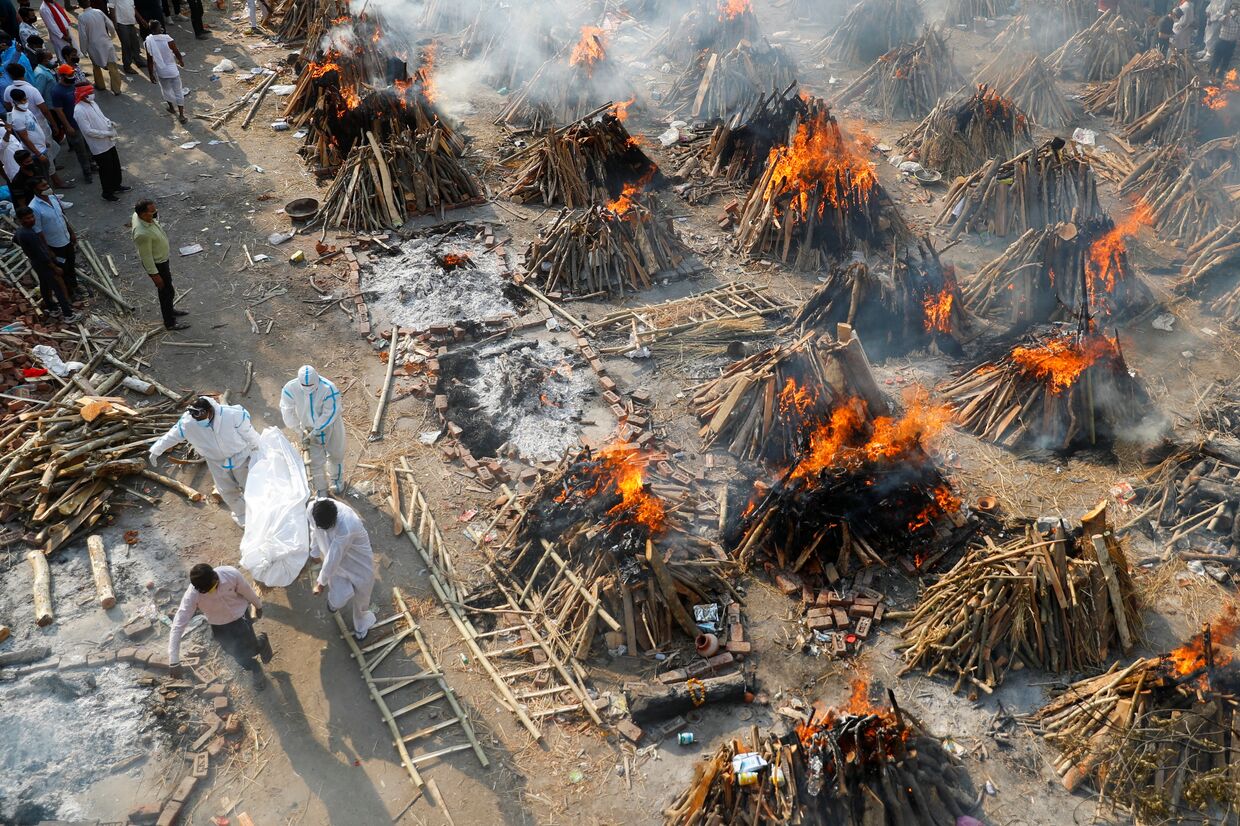 Массовая кремация скончавшихся от коронавируса в Нью-Дели
