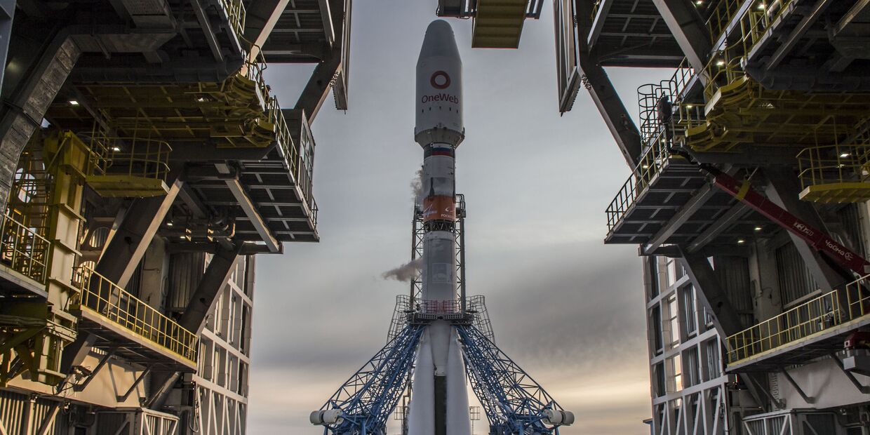 Пуск ракеты Союз-2 с 36 британскими спутниками связи с космодрома Восточный