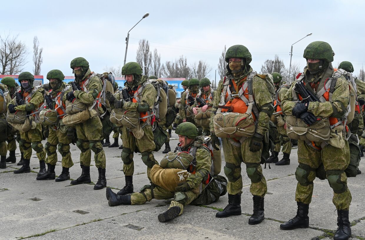 Солдаты российских ВДВ отправляются на учения на юге России