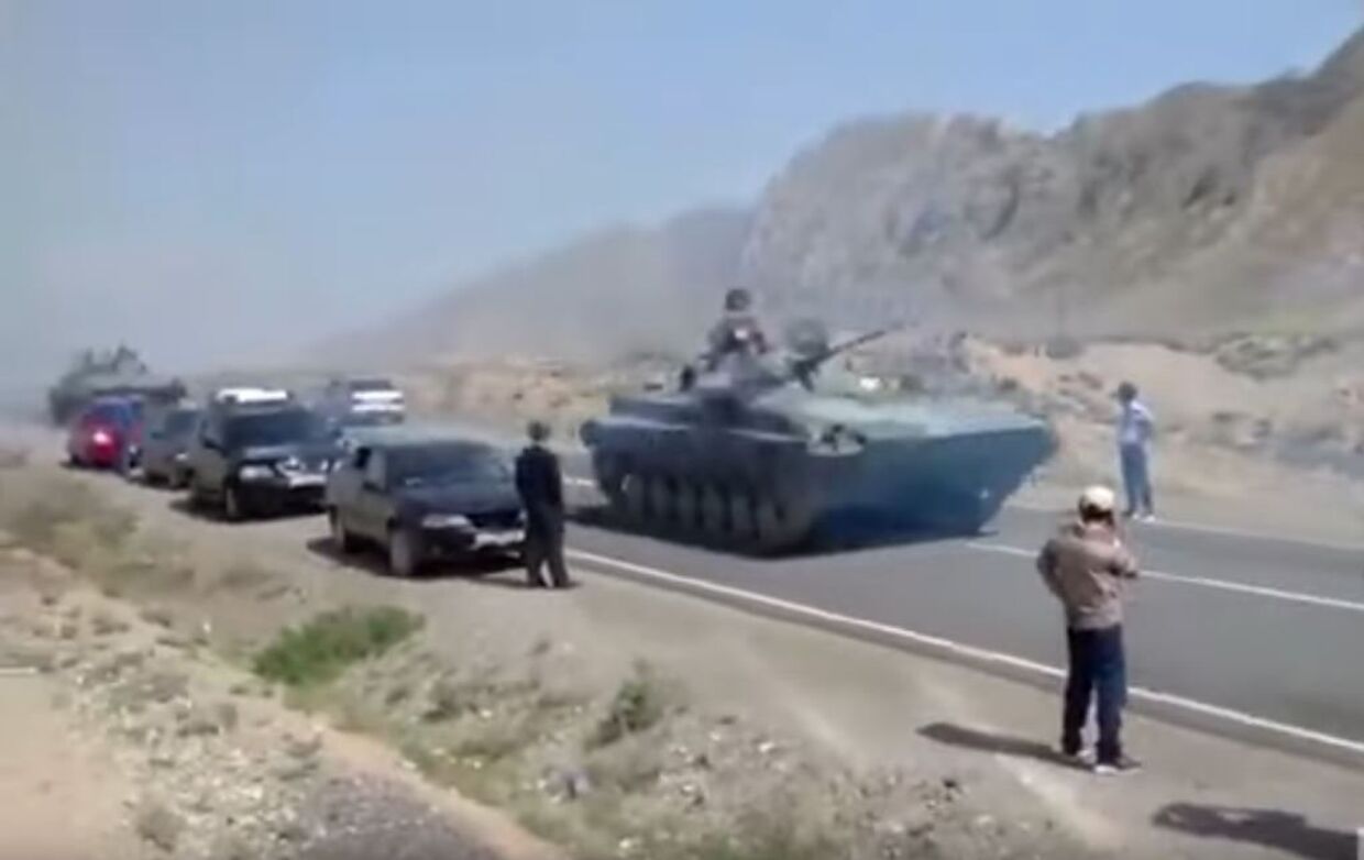 Бронетехника на границе Таджикистана и Киргизии