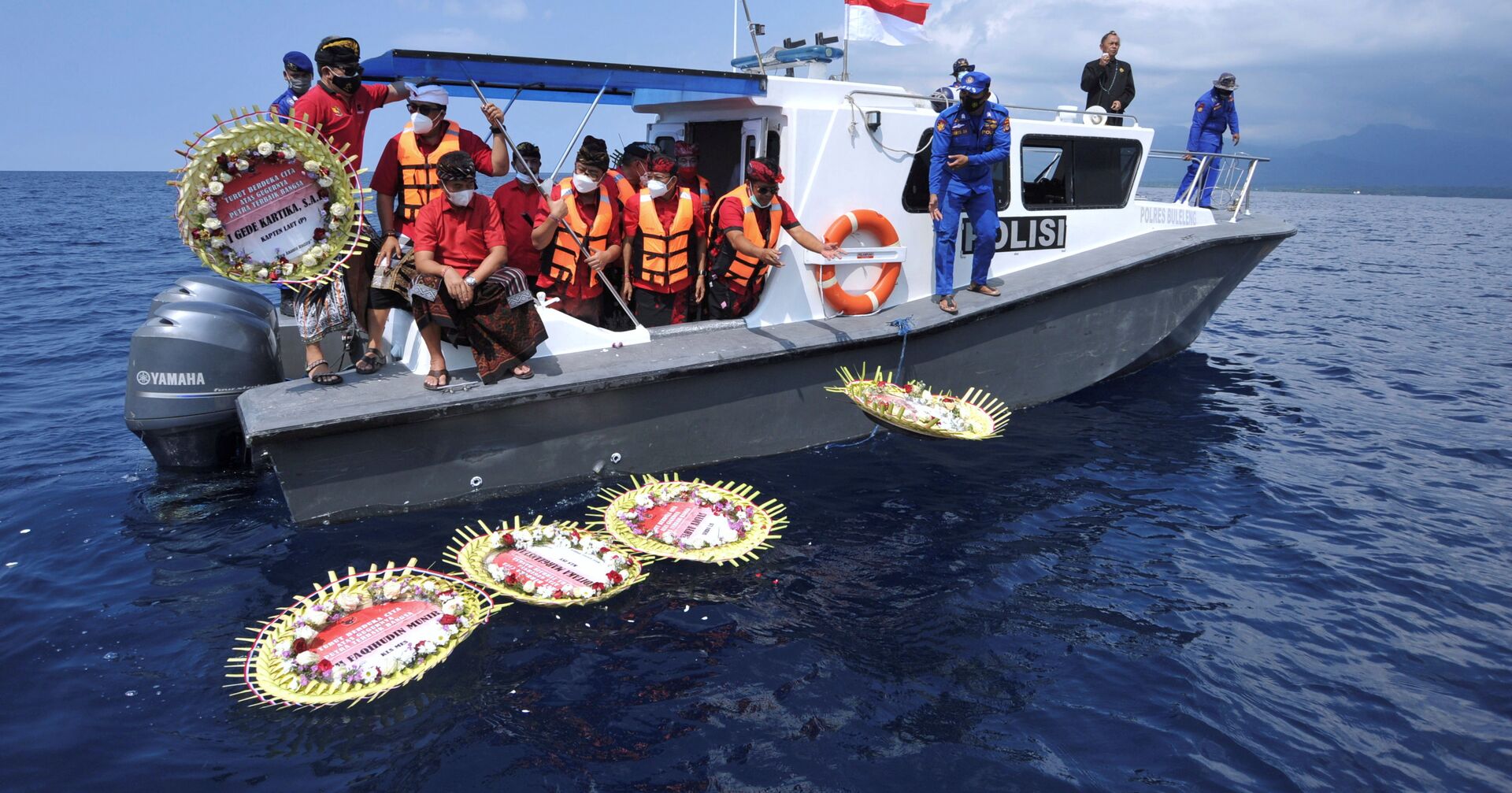 Люди бросают цветы с именами членов экипажа затонувшей подводной лодки Nanggala-402 во время молитвы на море - ИноСМИ, 1920, 02.05.2021