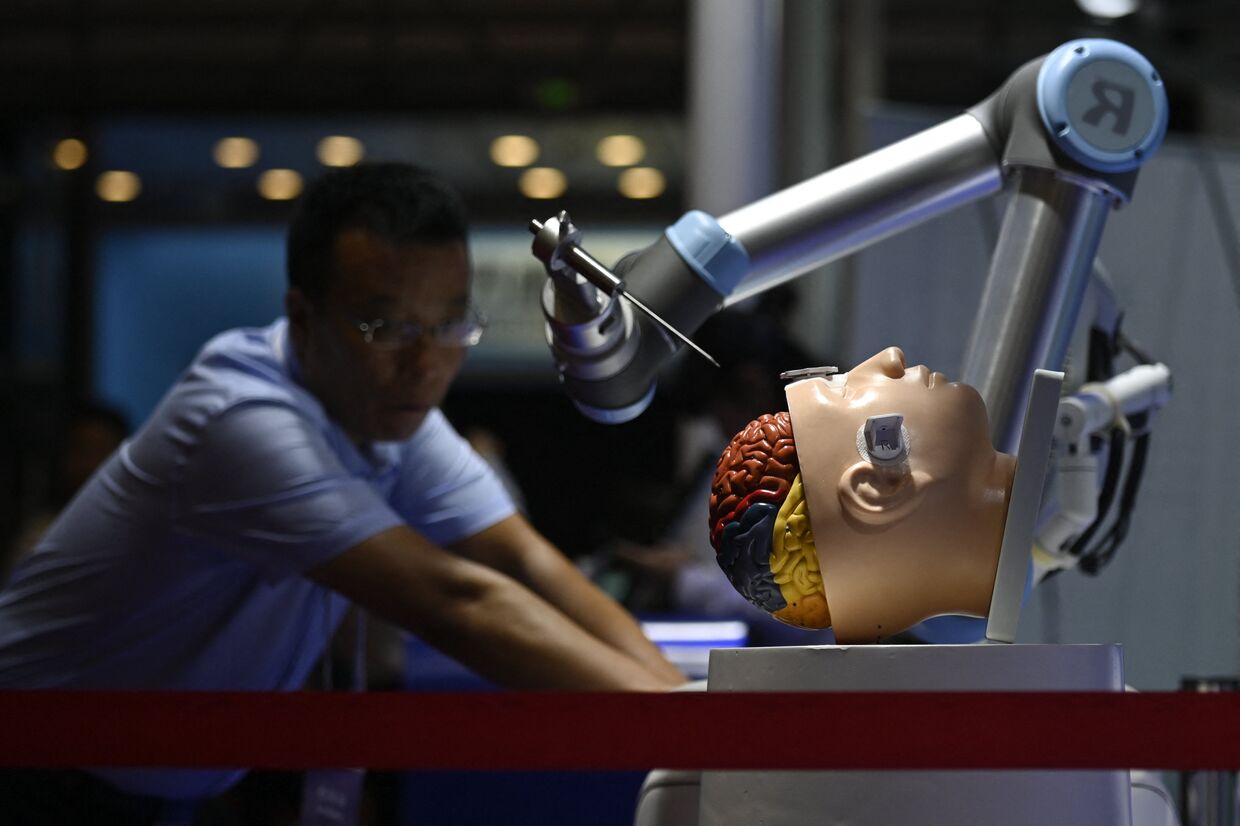 Аппарат-робот для проведения хирургических операций на мозге