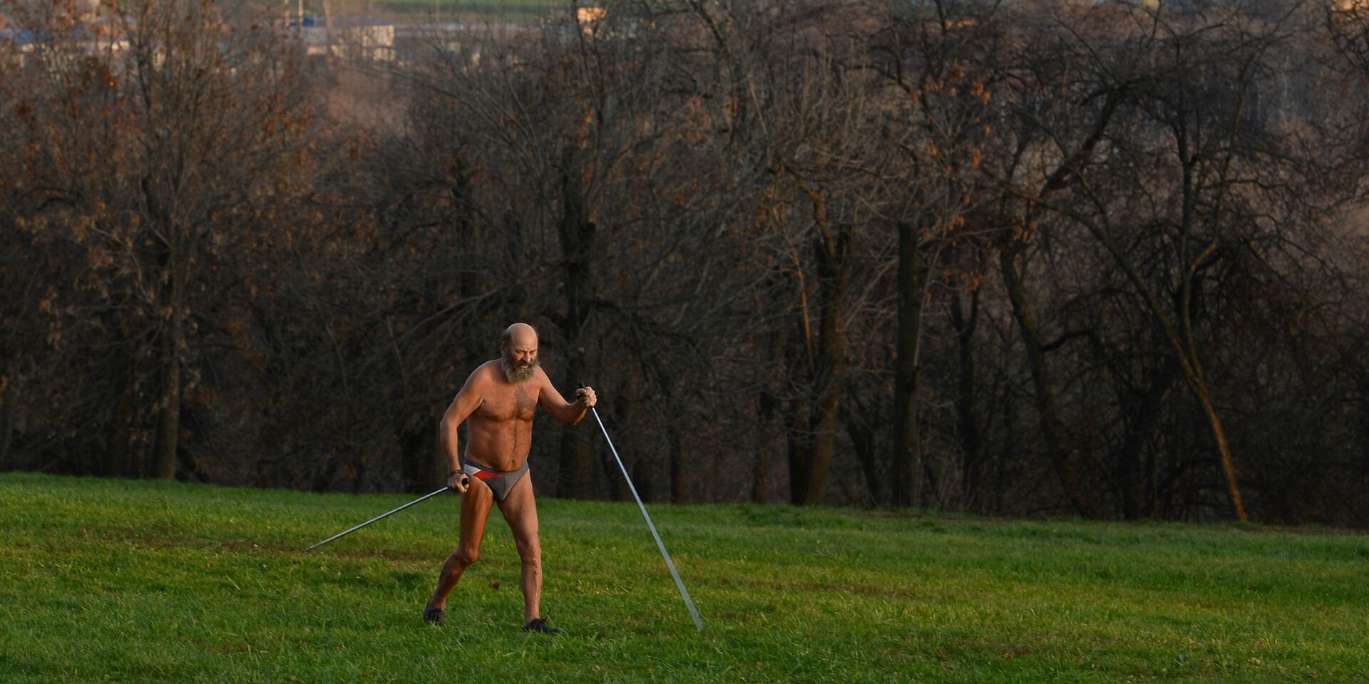 Мужчина в жару занимается скандинавской ходьбой - ИноСМИ, 1920, 04.05.2021