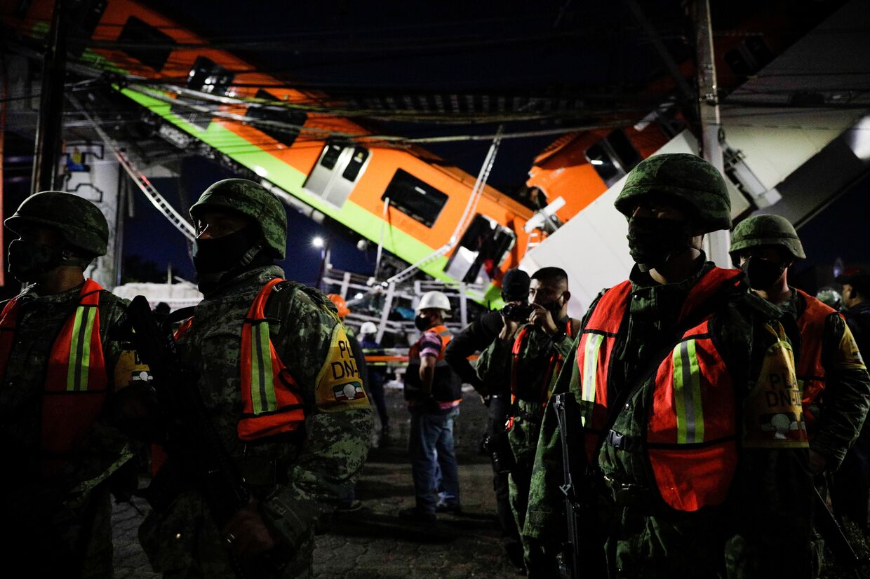 Спасатели работают на месте обрушения метромоста в Мехико, Мексика