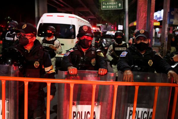 Полиция оцепила место аварии на станции Оливос в Мехико, где частично обрушился метромост