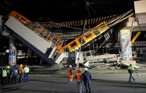 Место частичного обрушения метромоста на станции Оливос в Мехико, Мексика