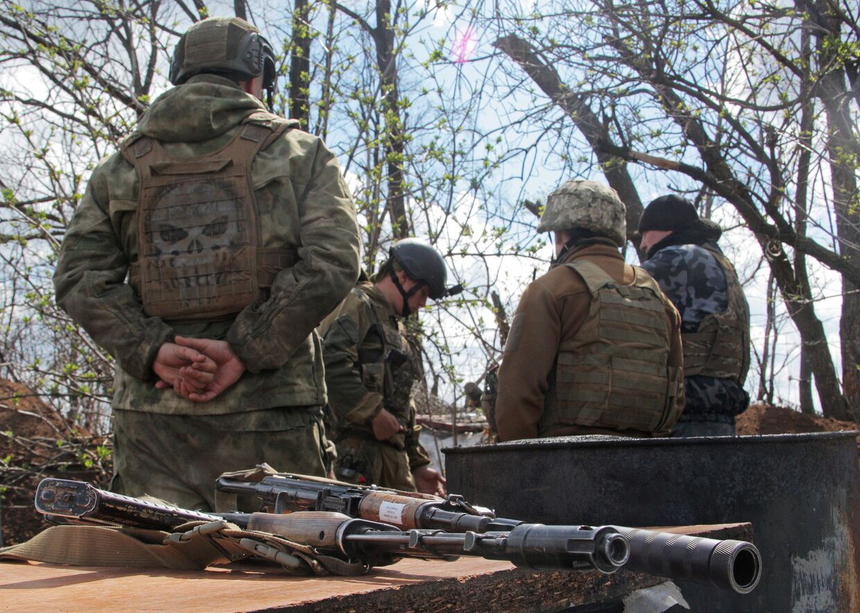 Украинские военнослужащие на линии разделения недалеко от Донецка, Восточная Украина
